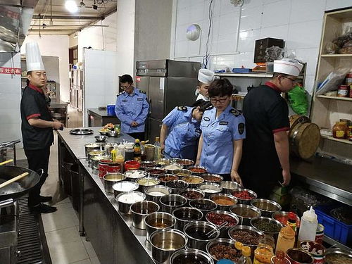 筑牢校園食品安全防線——縣食品藥品監察大隊中高考期間專項檢查紀實