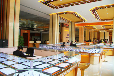 花羽之吻 白18K金鉆石吊墜的優(yōu)雅邂逅與江城文具生活的精致交響